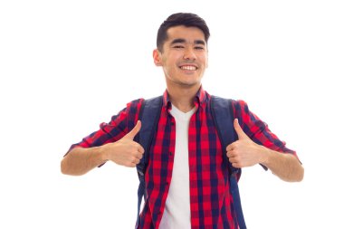 Sırt çantalı genç adam.