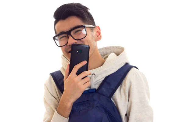 Młody człowiek z okulary, smartphone i plecak — Zdjęcie stockowe