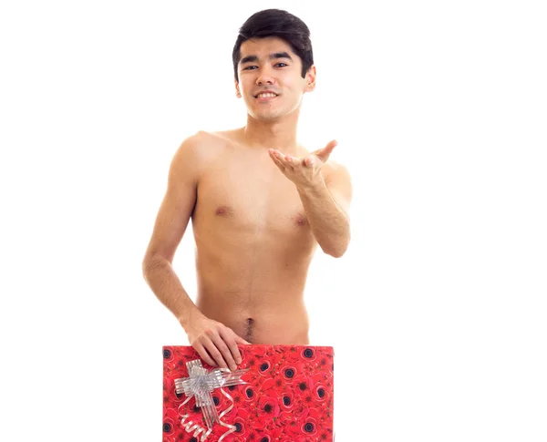 Unbekleideter junger Mann mit Geschenk — Stockfoto