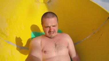 Kişini ağır çekimde kaydırağı