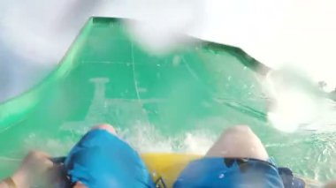 Adam su parkında kayar