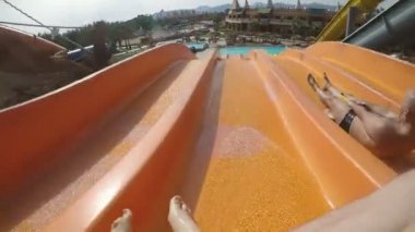 Adam turuncu slayt üzerinde