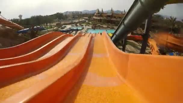 Homme glissant dans un parc aquatique — Video