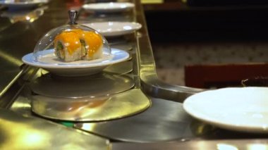 Suşi ve Konveyör bant üzerinde haddeleme Sashimi yemekleri