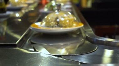 Suşi ve Konveyör bant üzerinde haddeleme Sashimi yemekleri