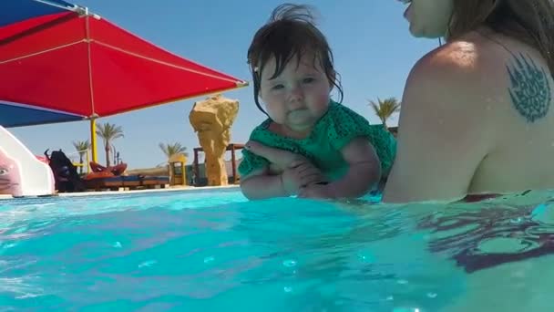 Meisje van de baby zwemmen onder water — Stockvideo