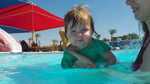 Meisje van de baby zwemmen onder water — Stockvideo