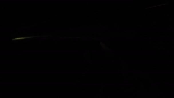 Homme glissant dans la glissière d'eau colorée 