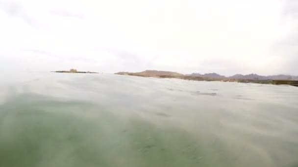 Sobre y bajo el agua — Vídeos de Stock
