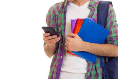 Genç adam sırt çantası, smartphone ve kitaplar