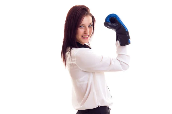 Jeune femme d'affaires en gants de boxe — Photo