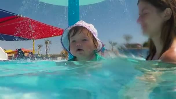 Kleines süßes Mädchen lernt schwimmen — Stockvideo