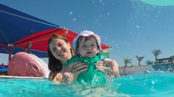 Menina bonito aprendendo a nadar — Vídeo de Stock