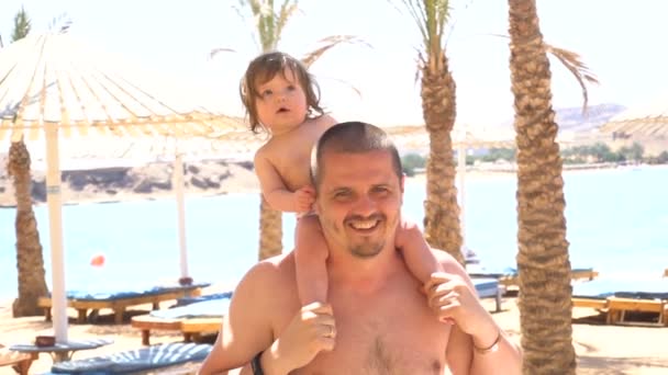 Счастливый отец с красивой дочерью на шее — стоковое видео