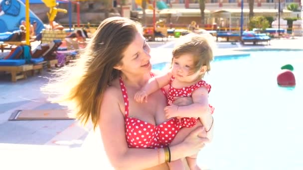 Glückliche Mutter hält ihr kleines Mädchen in den Händen — Stockvideo