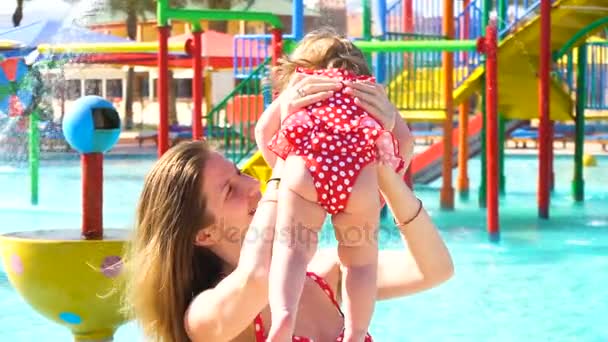 Mãe feliz segurando sua menina nas mãos — Vídeo de Stock
