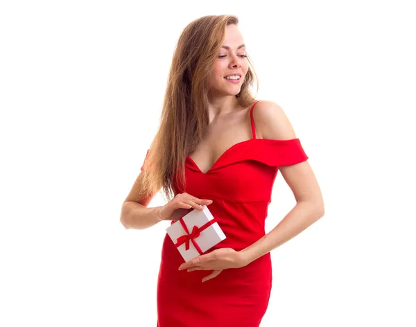 Jovem mulher em vestido vermelho segurando presente — Fotografia de Stock