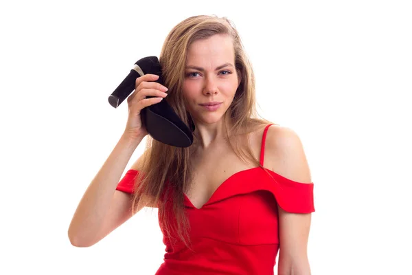 Junge Frau in rotem Kleid mit Schuhen — Stockfoto