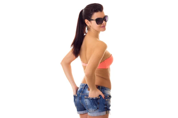 Frau in Badeanzug, Shorts und Sonnenbrille — Stockfoto