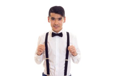 Papyon ve pantolon askısı ile genç adam