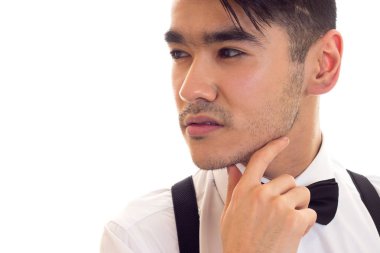 Papyon ve pantolon askısı ile genç adam