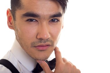 Papyon ve pantolon askısı ile genç adam