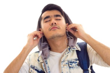 Sırt çantası ve kulaklık ile genç adam