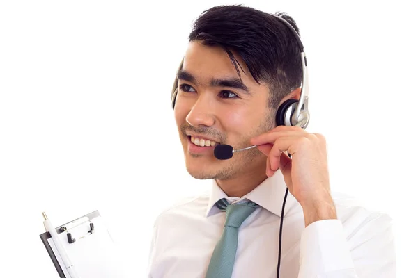 Hombre joven usando auriculares — Foto de Stock