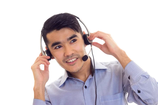 Jeune homme utilisant des écouteurs — Photo