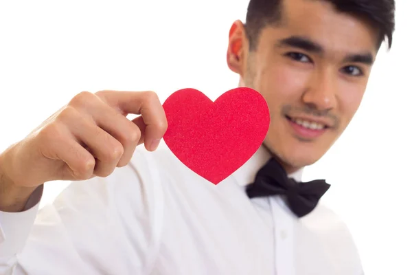 Joven sosteniendo un corazón leído — Foto de Stock