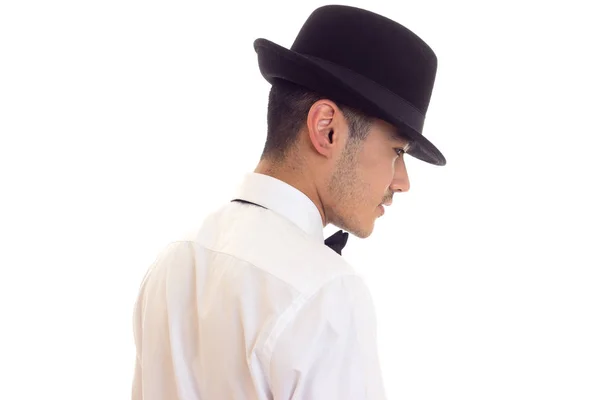 Молодой человек в белой футболке в черной шляпе — стоковое фото