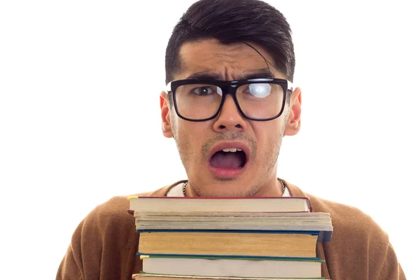 Jeune homme dans des lunettes avec des livres — Photo