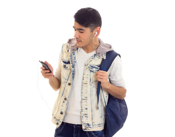 Joven con mochila, smartphone y auriculares — Foto de Stock