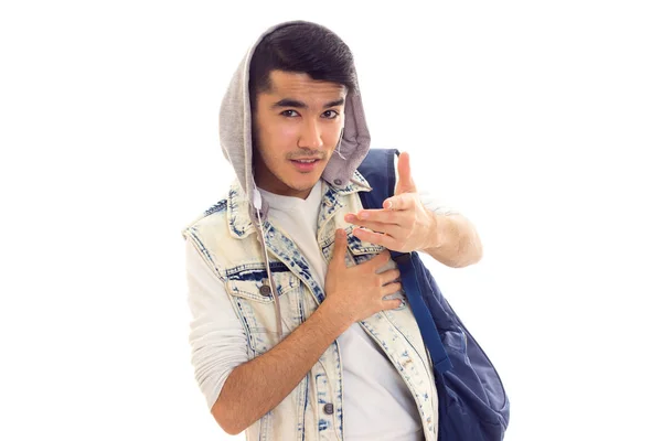 Jonge man met rugzak en koptelefoon — Stockfoto