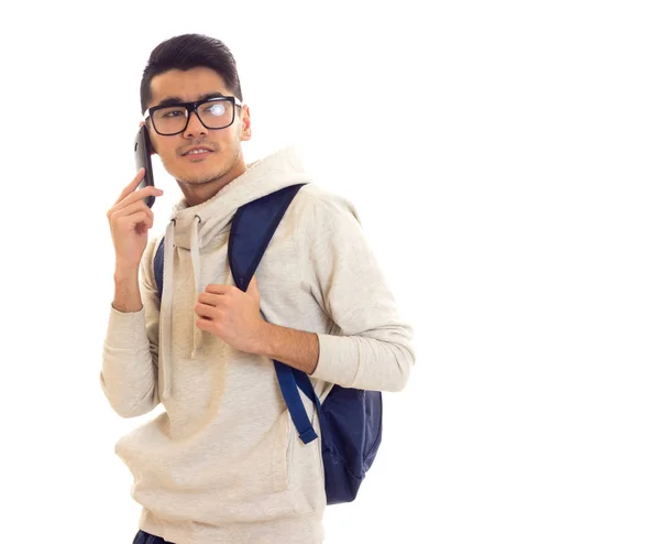 Junger Mann mit Brille, Smartphone und Rucksack — Stockfoto