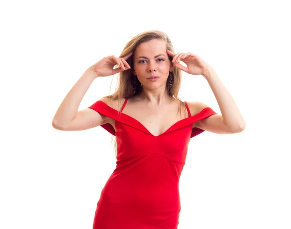 Молода жінка в червоній сукні — стокове фото