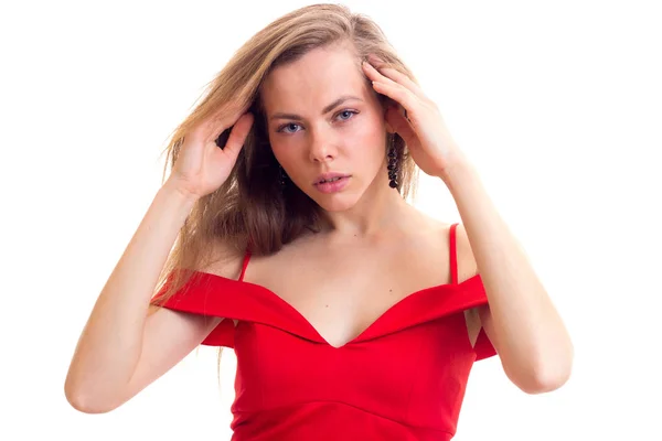 Mujer joven en vestido rojo — Foto de Stock