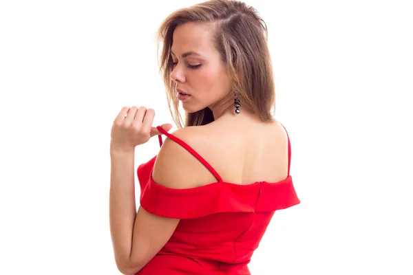 Νεαρή γυναίκα με κόκκινο φόρεμα — Φωτογραφία Αρχείου