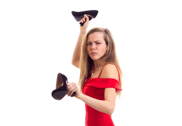 신발 들고 빨간 드레스의 젊은 여자 — 스톡 사진