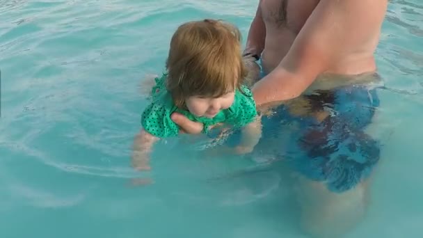 Padre enseñando a la niña a nadar — Vídeo de stock