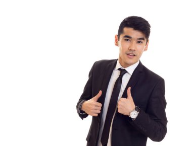 siyah smokin içinde genç adam