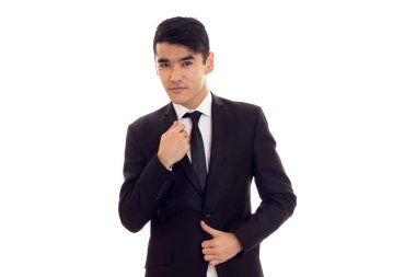 siyah smokin içinde genç adam