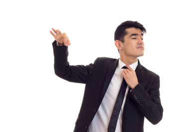 siyah smokin içinde genç adam