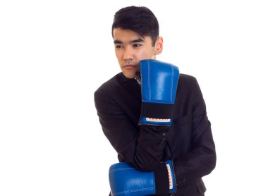 Boks eldivenleri ile takım elbiseli genç adam