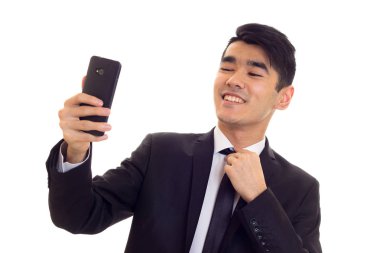 Telefonda konuşurken takım elbiseli genç adam