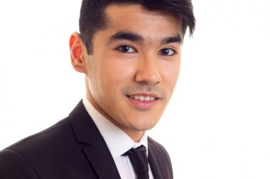 Takım elbiseli genç adam.