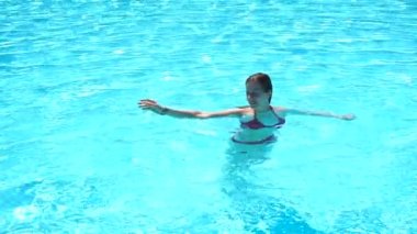 Yüzme havuzunda yaz aylarında kadın