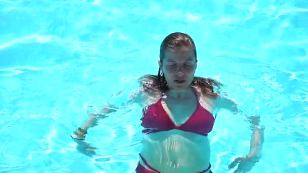 在夏天游泳水池中的女人 — 图库视频影像