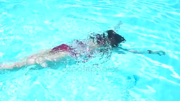 Frau schwimmt im Sommer im Schwimmbad — Stockvideo