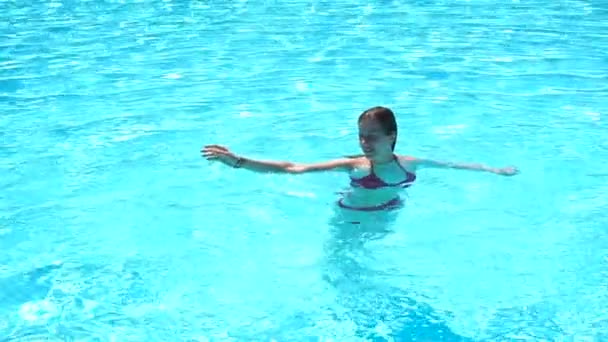 Yüzme havuzunda yaz aylarında kadın — Stok video